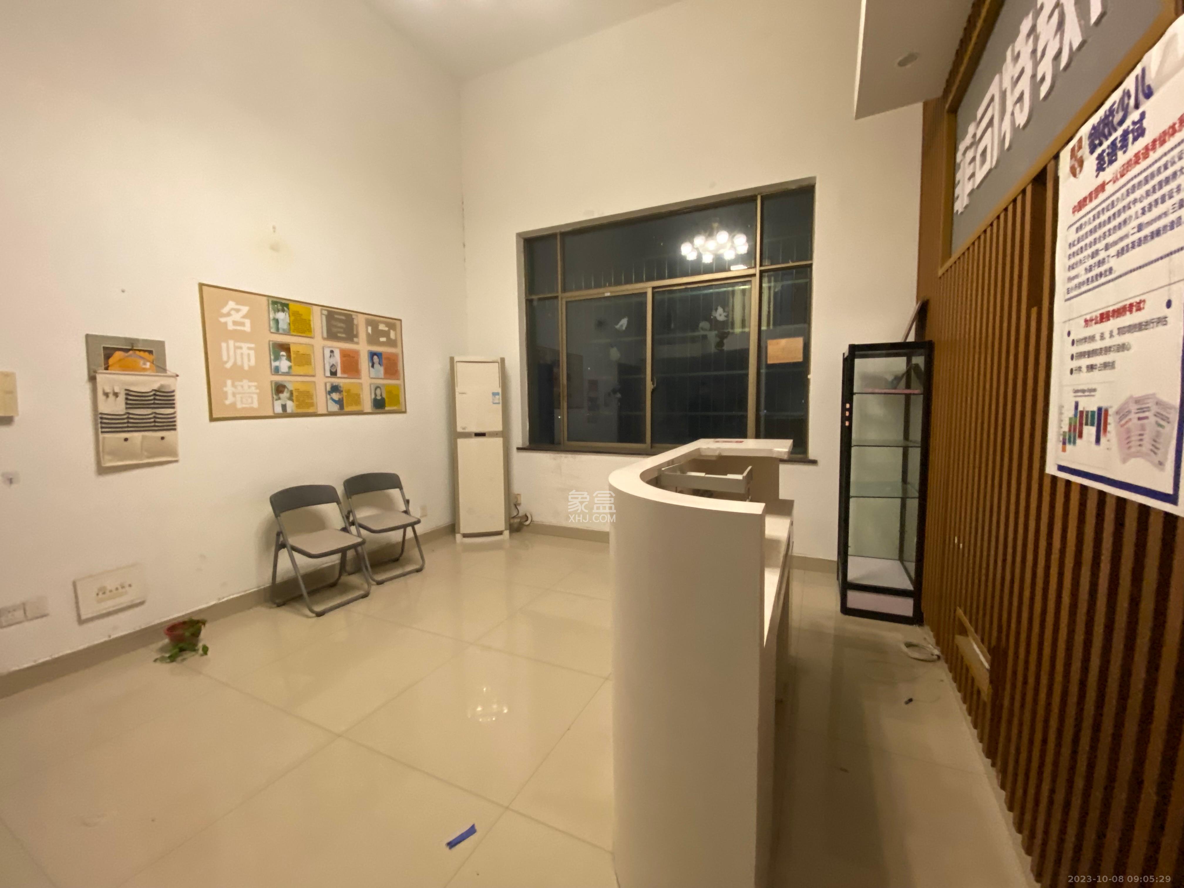 香颂国际  3室2厅1卫    2700.0元/月