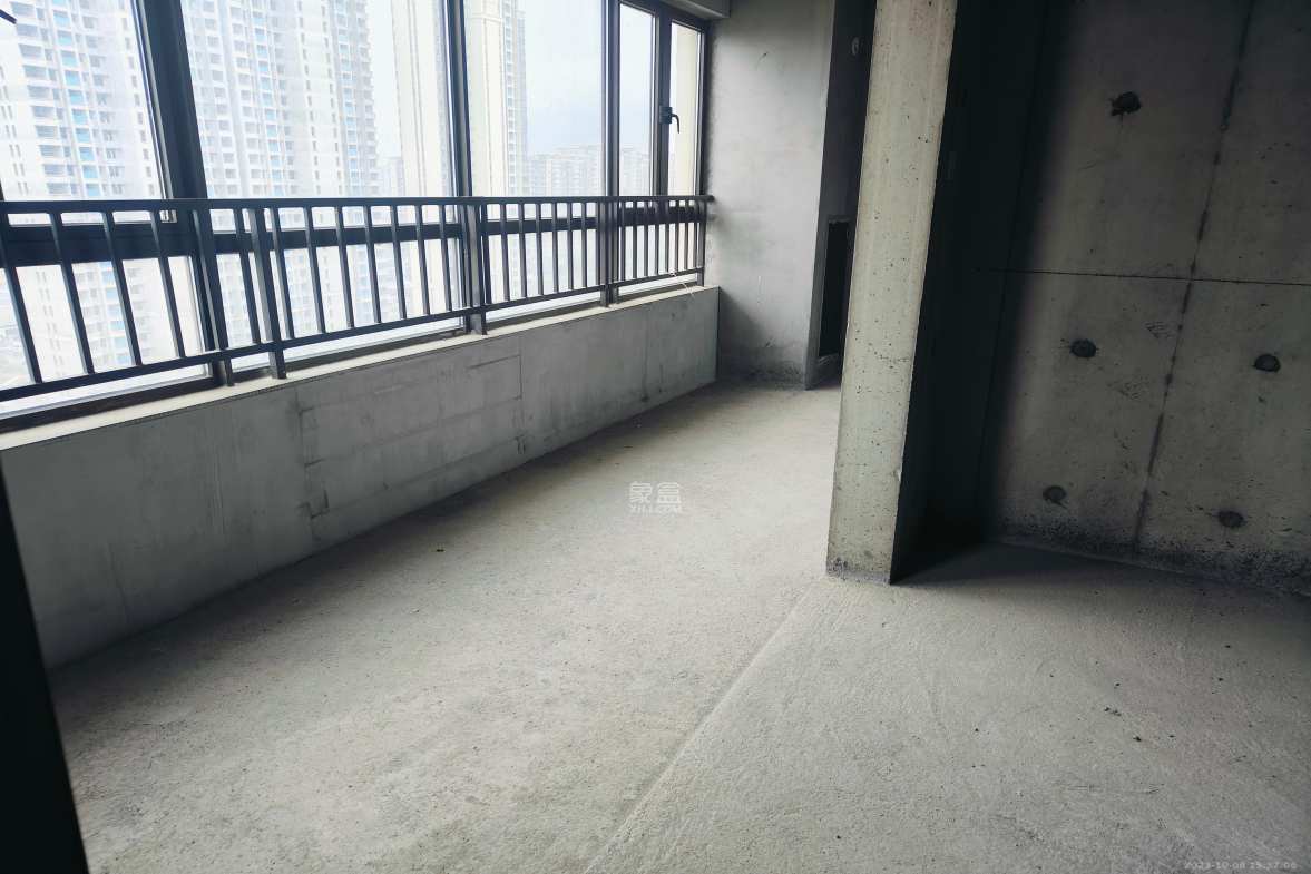 中南旭辉樾府  3室2厅2卫   62.00万客厅