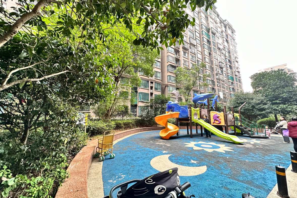 湖湘林语二期  4室2厅2卫    49.8万客厅