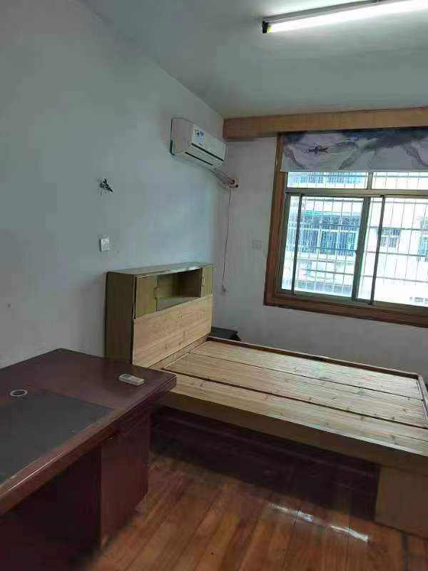 三中(校内)家属院 4室2厅1卫 2000.0元/月 三中(校内)家属院 4室2厅1卫 2000.0元/月室内图