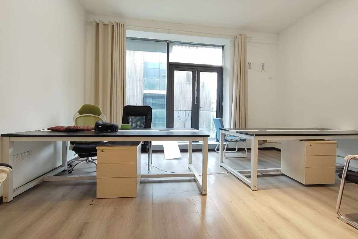 阳光100大湖第别墅  4室3厅3卫    8000.0元/月 阳光100大湖第别墅  4室3厅3卫    8000.0元/月室内图