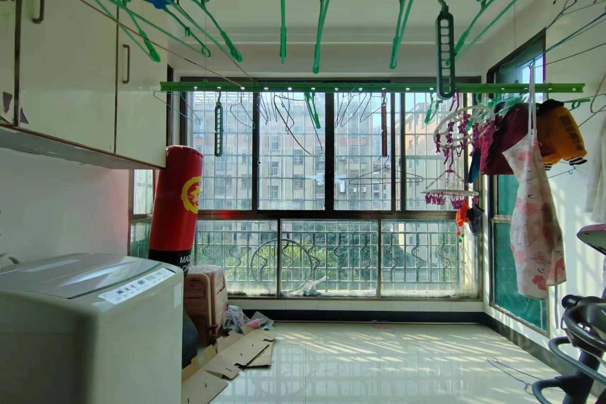 加州阳光小区（吉星阳光）  3室2厅2卫    70.0万客厅