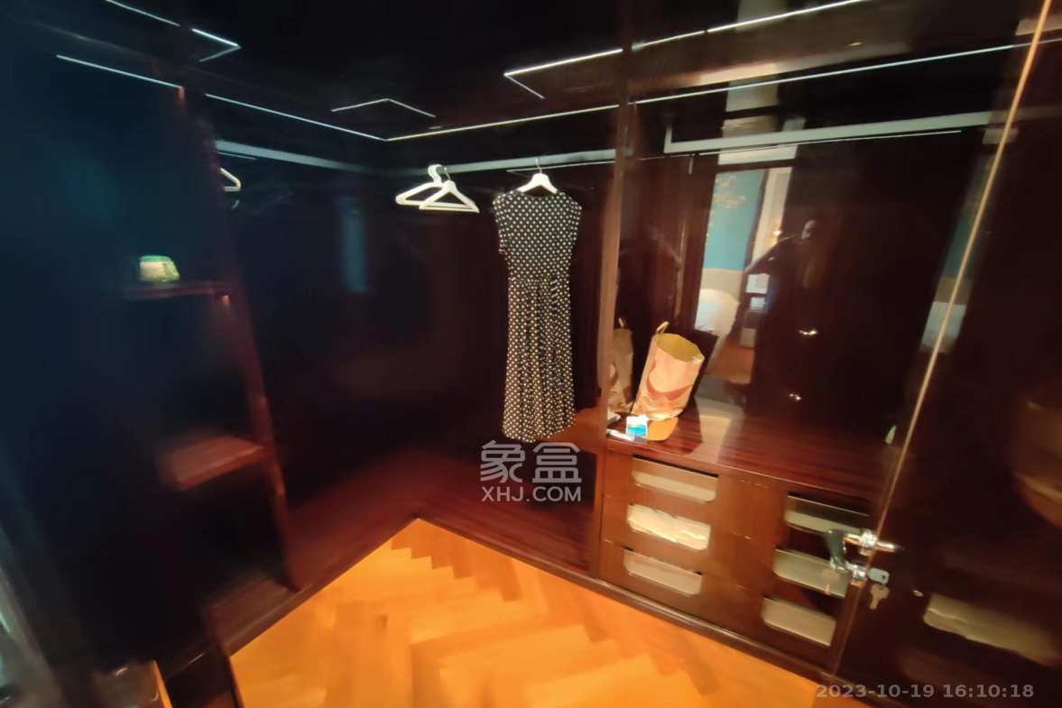 运达中央广场一、二期  5室2厅3卫    80000.0元/月室内图