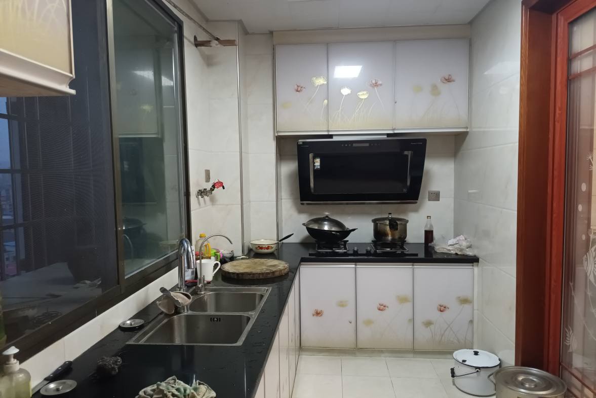 涟水河畔（独栋）  3室2厅2卫    92.8万客厅