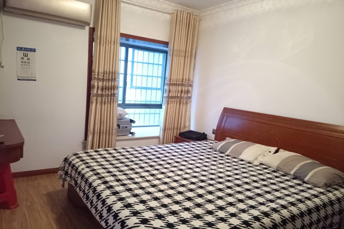 涟水河畔（独栋）  3室2厅2卫    92.8万客厅