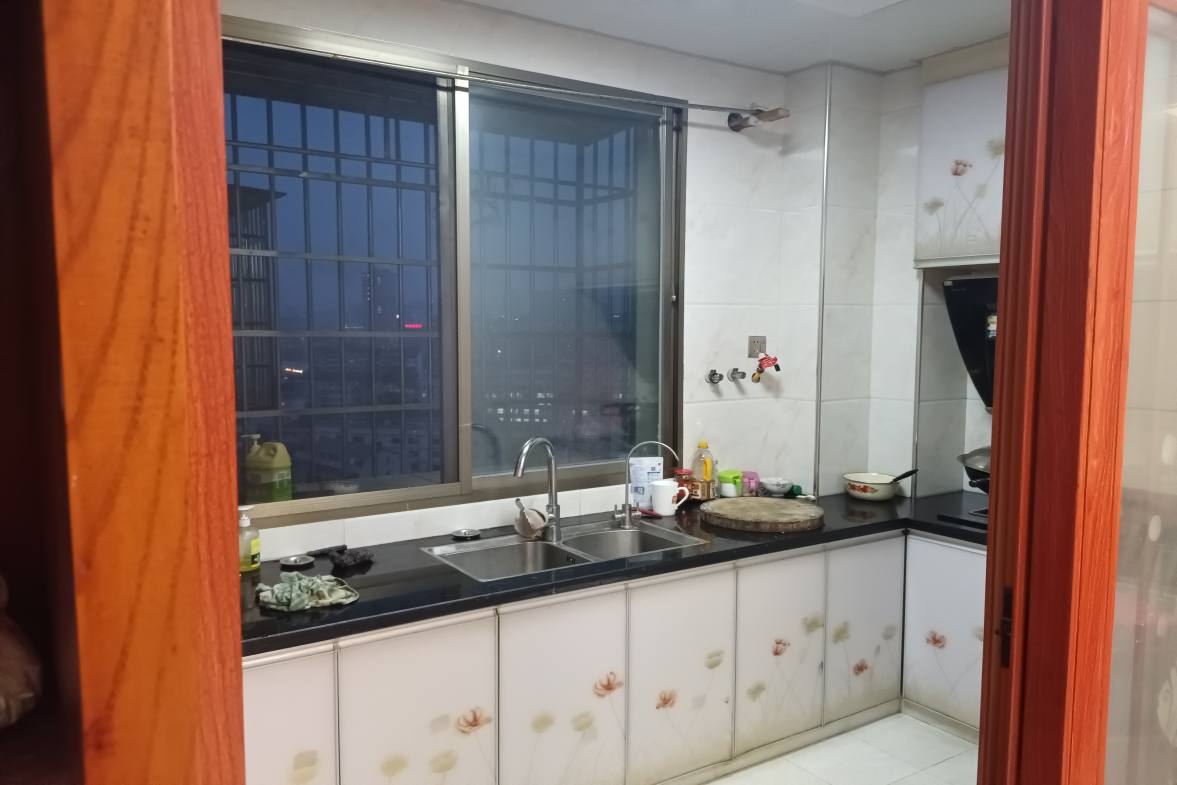 涟水河畔（独栋）  3室2厅2卫    92.8万客厅