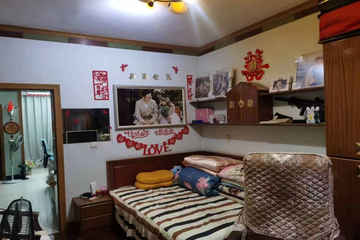 涟钢福利厂(单位)家属楼 3室2厅1卫 43.8万 涟钢福利厂(单位)家属楼 3室2厅1卫 43.8万客厅