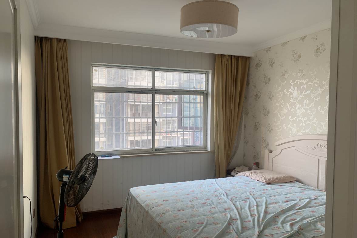 龙凤东宫  3室2厅2卫    2000.0元/月室内图