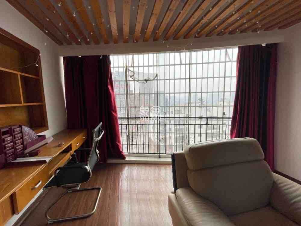 东方豪苑 2室2厅1卫 40.0万 东方豪苑 2室2厅1卫 40.0万客厅