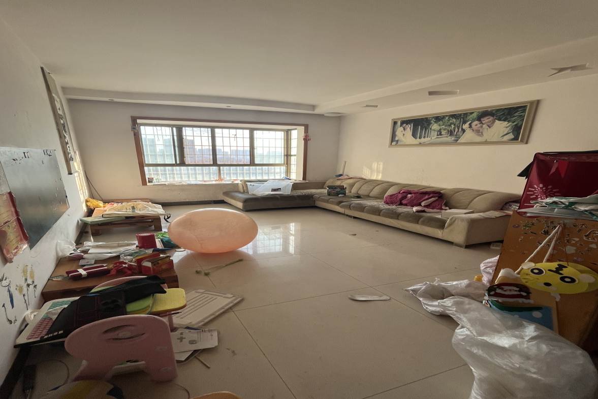 广成大厦 3室2厅2卫 89.0万 广成大厦 3室2厅2卫 89.0万客厅