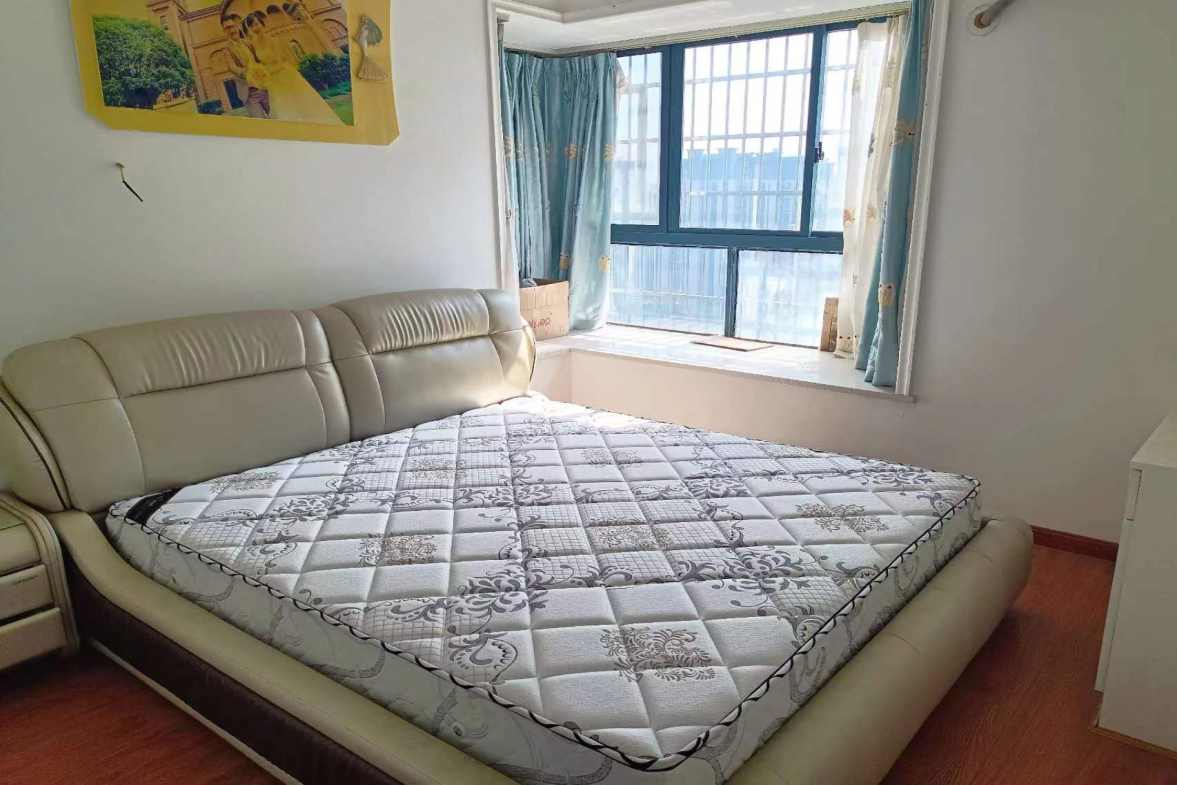 梓山豪苑  4室2厅2卫   1800.00元/月室内图