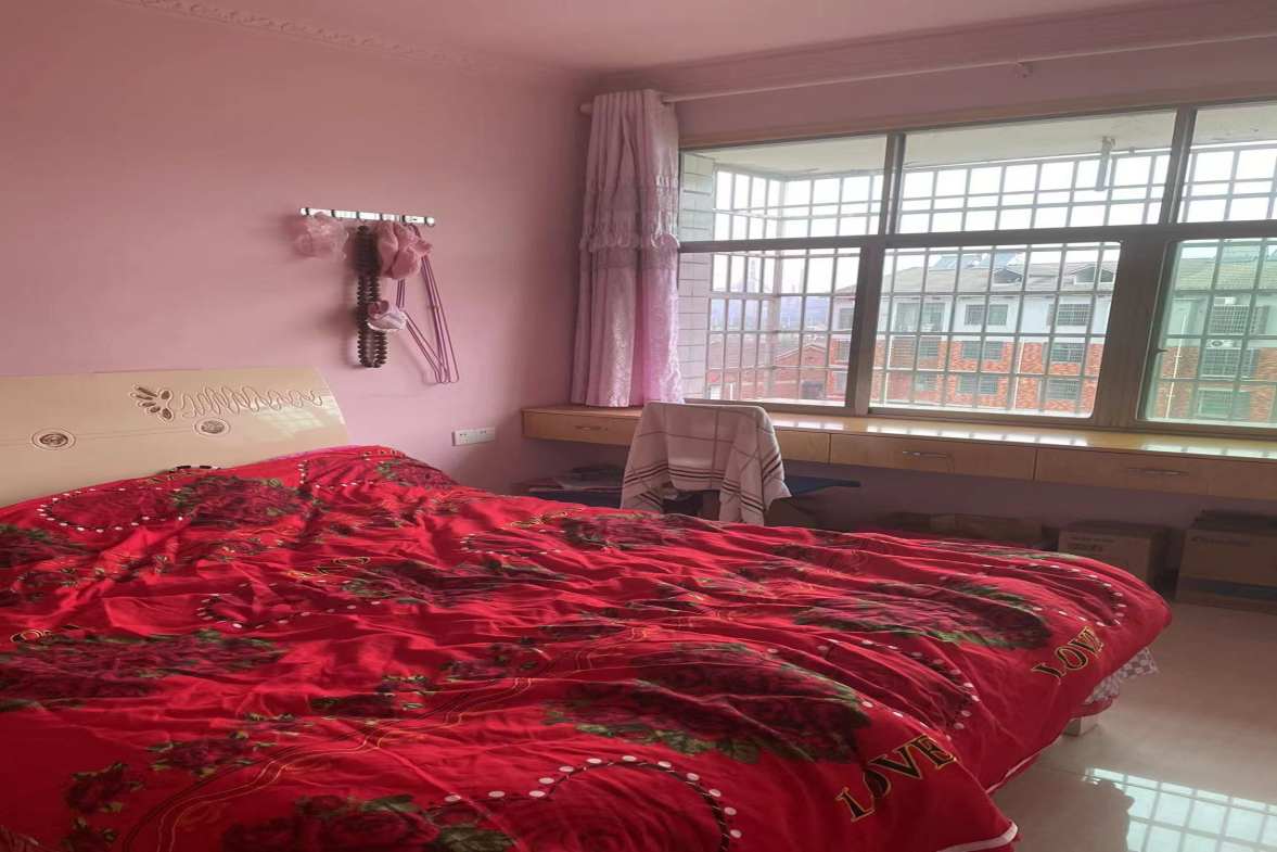 涟滨西街南侧原城北肉食站院内  3室2厅2卫    39.8万 涟滨西街南侧原城北肉食站院内  3室2厅2卫    39.8万客厅