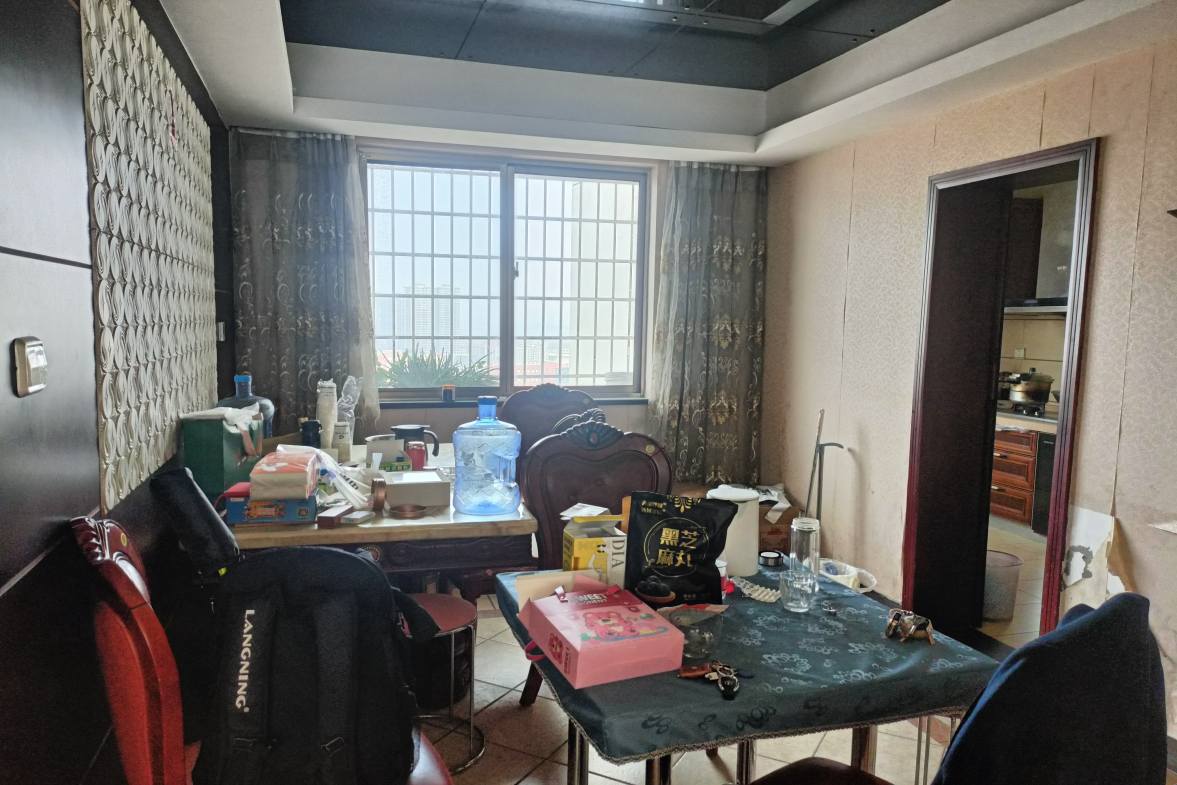 锦绣华庭  5室2厅2卫    100.0万客厅