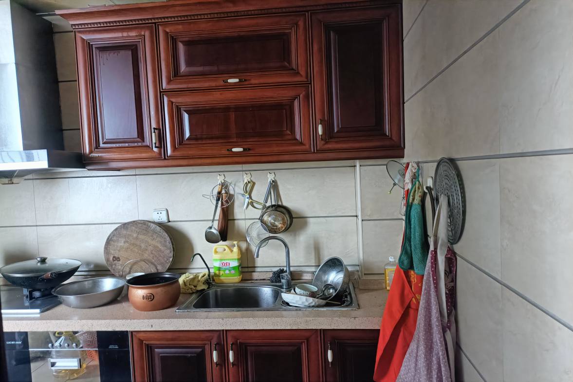 锦绣华庭  5室2厅2卫    100.0万客厅