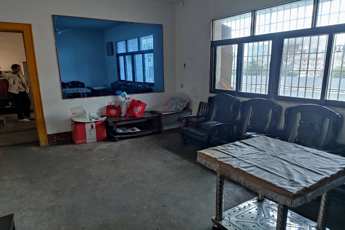 一中附小校内单位房  3室2厅1卫    1000.0元/月室内图