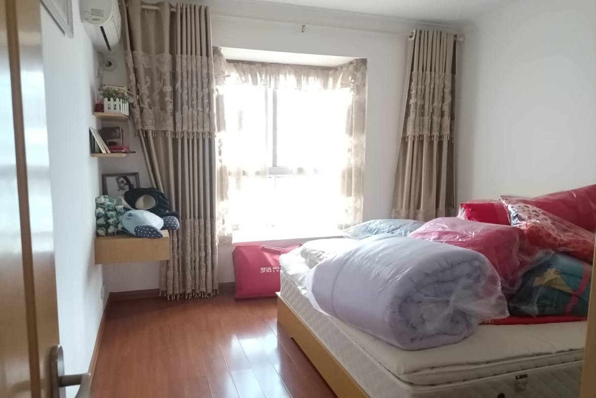 山水名苑  3室2厅2卫    103.8万客厅