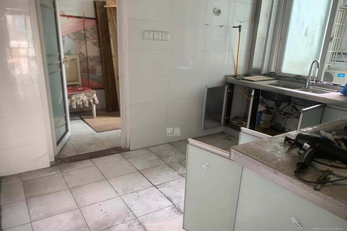 开源鑫苑  4室2厅2卫   2300.00元/月室内图