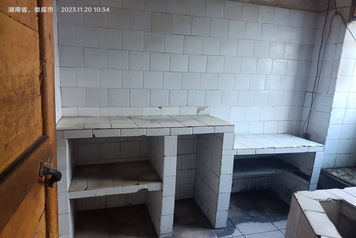 华达机械厂  4室1厅1卫    28.8万客厅