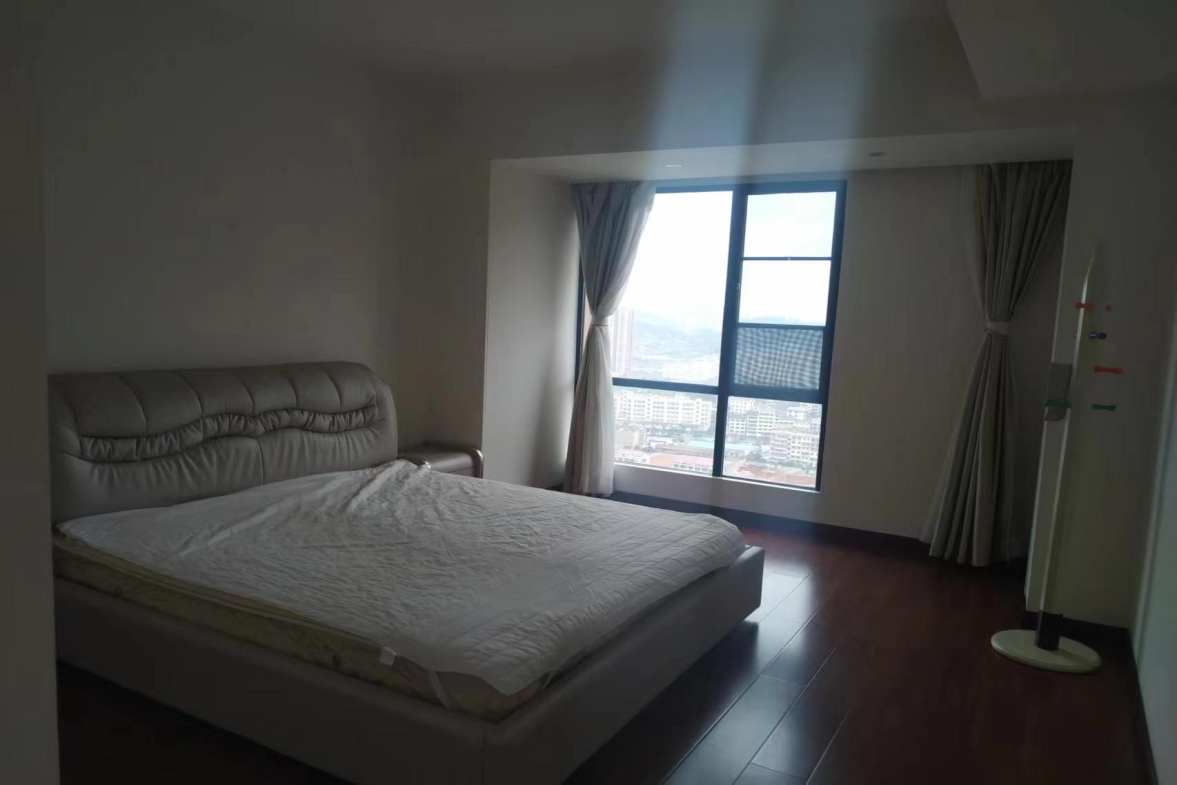 檀香山  4室2厅2卫    110.0万客厅