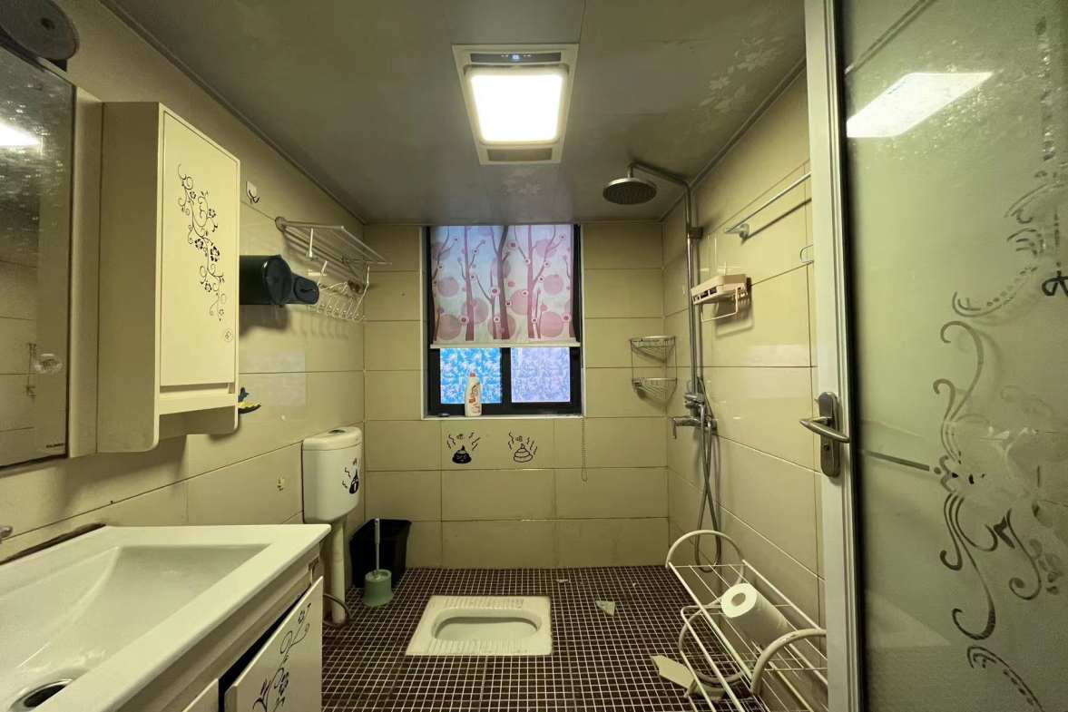 缤纷年华  2室1厅1卫    1800.0元/月室内图