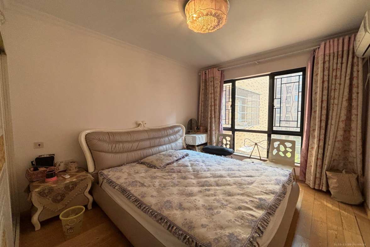 翡翠云天  3室2厅2卫    2000.0元/月室内图