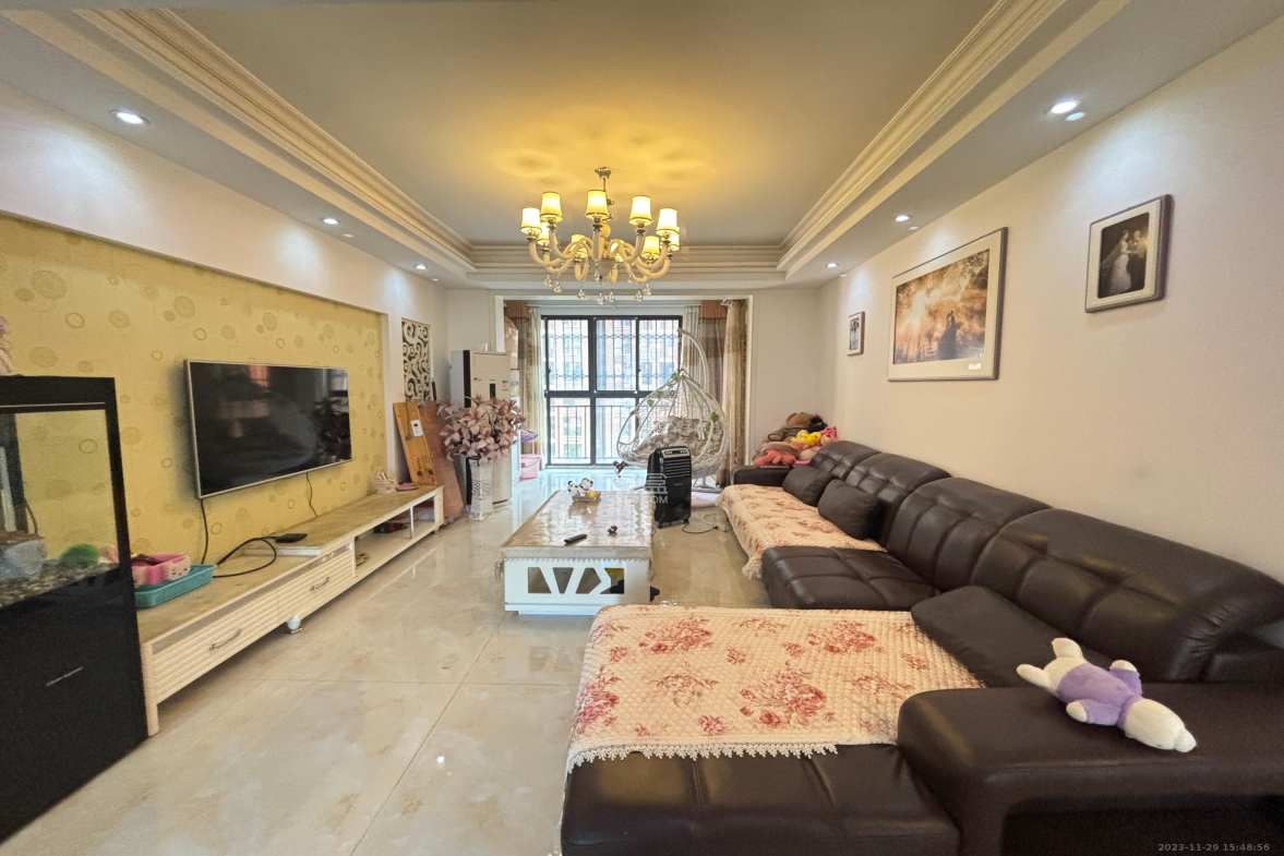 翡翠云天  3室2厅2卫    2000.0元/月室内图