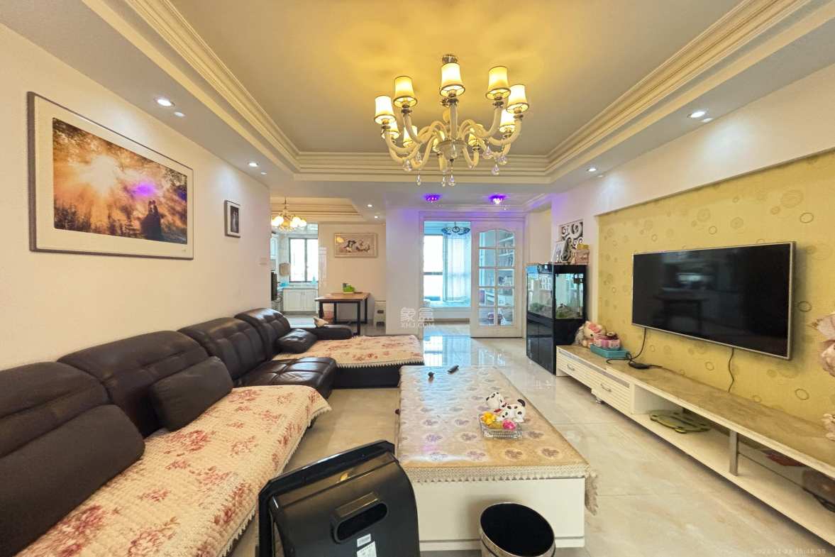 翡翠云天  3室2厅2卫    2000.0元/月室内图1