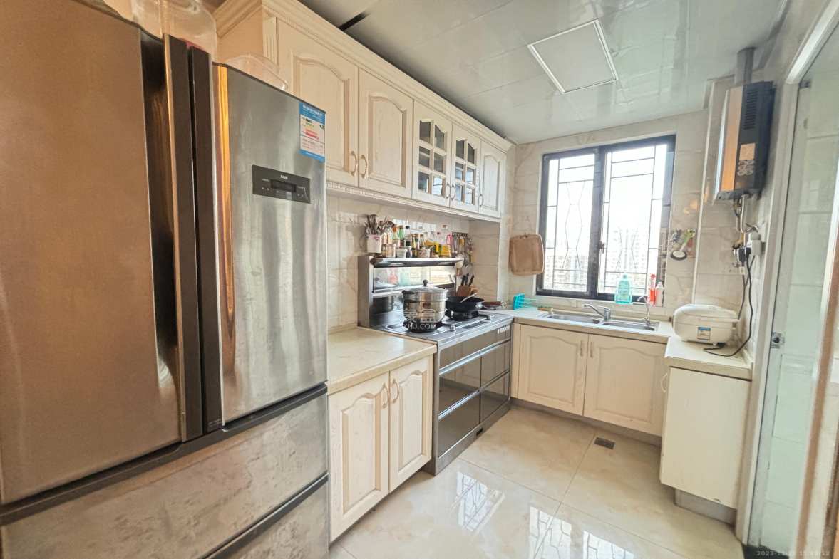 翡翠云天  3室2厅2卫    2000.0元/月室内图