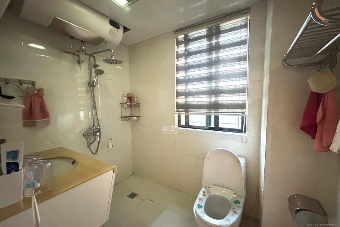 翡翠云天  3室2厅2卫    2000.0元/月室内图