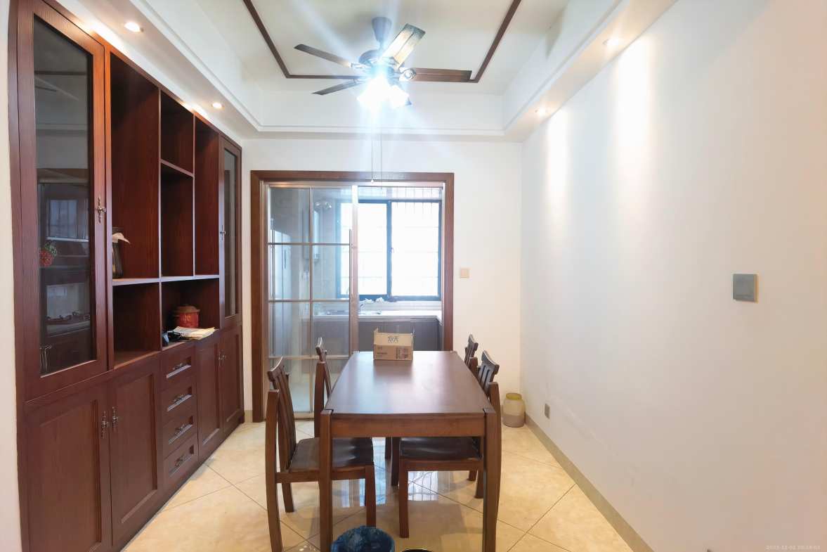 湖景名城  3室2厅2卫    2500.0元/月室内图