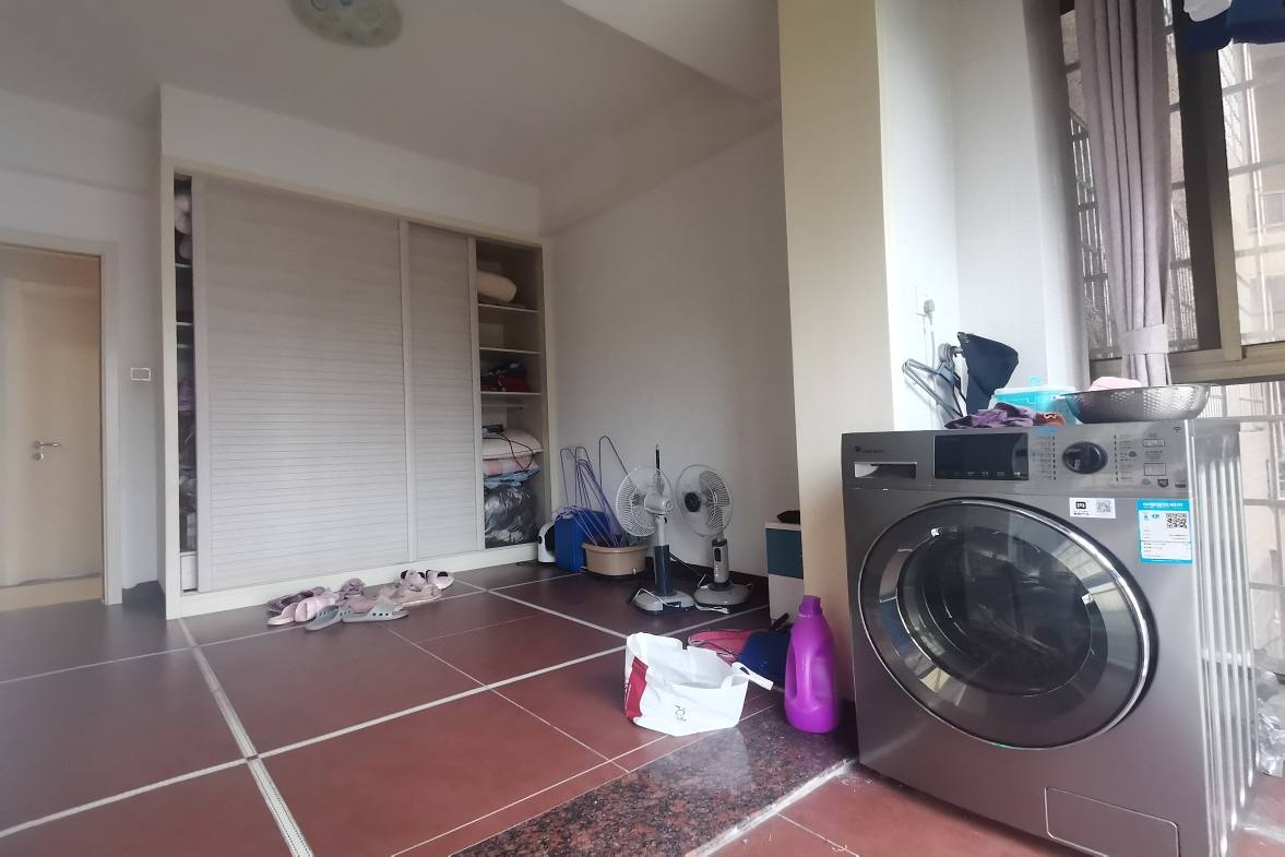 上和世家 4室2厅2卫 100.0万 上和世家 4室2厅2卫 100.0万客厅