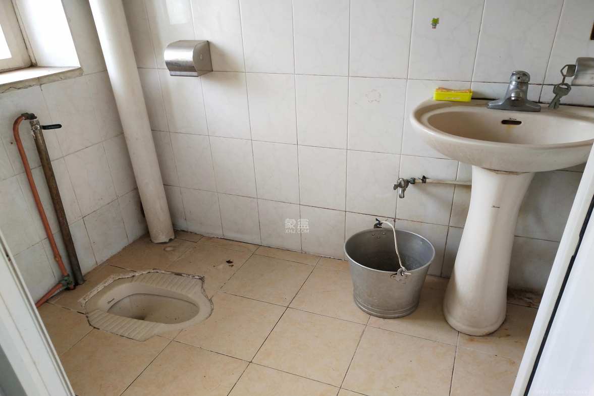 长岭水电八局宿舍  2室1厅1卫    1400.0元/月 长岭水电八局宿舍  2室1厅1卫    1400.0元/月室内图