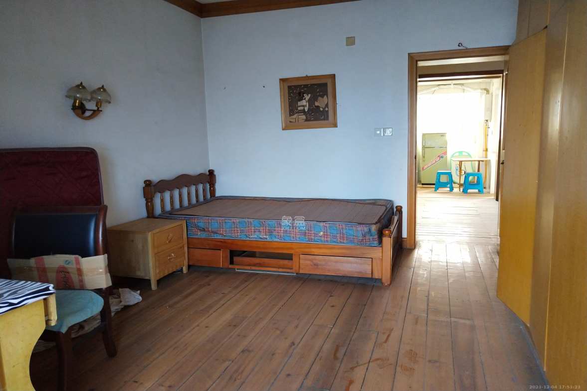 长岭水电八局宿舍  2室1厅1卫    1400.0元/月 长岭水电八局宿舍  2室1厅1卫    1400.0元/月室内图