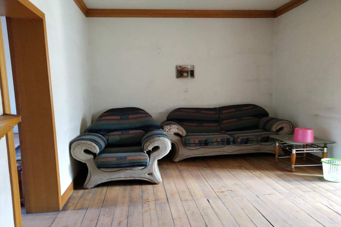 长岭水电八局宿舍  2室1厅1卫    1400.0元/月 长岭水电八局宿舍  2室1厅1卫    1400.0元/月室内图