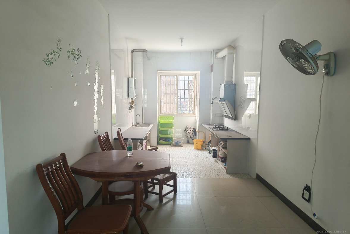 滨湖西郡  2室2厅2卫    29.8万客厅