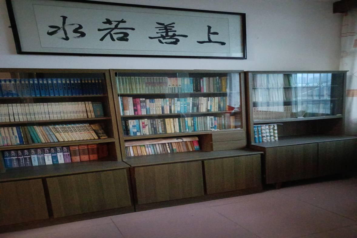 娄底一中教师新村  4室2厅2卫   69.80万客厅
