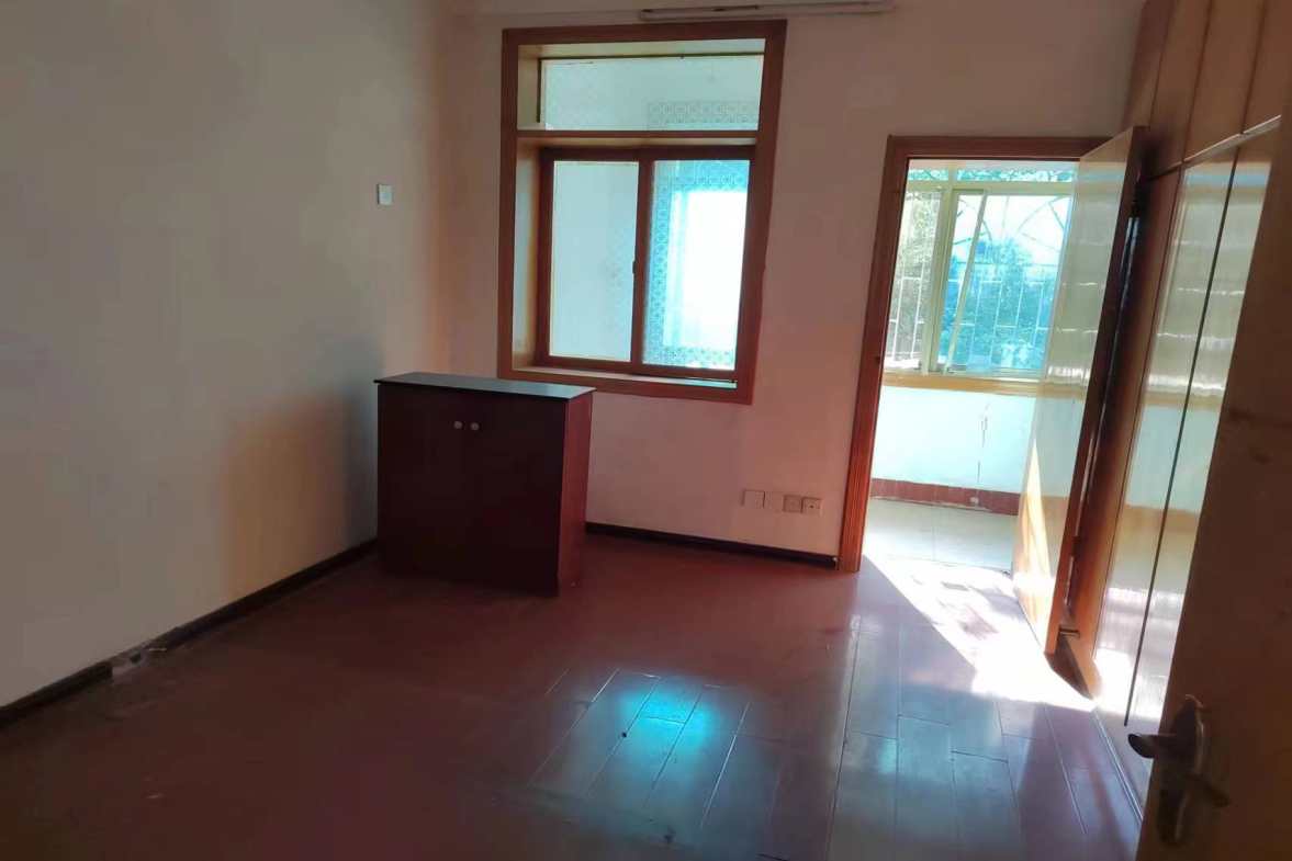 市农机局家属楼  3室2厅1卫    63.8万 市农机局家属楼  3室2厅1卫    63.8万客厅