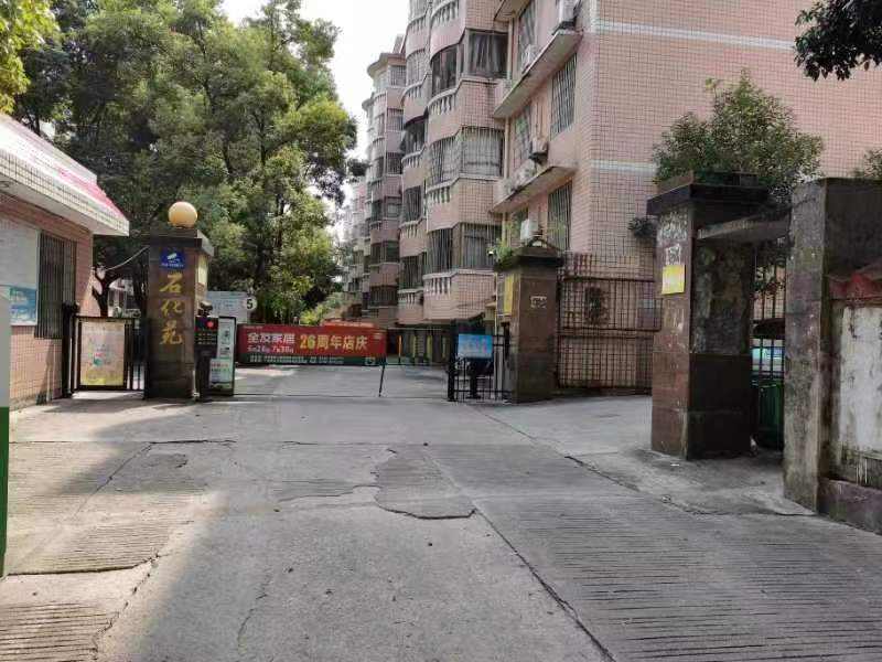 石化苑小区  4室2厅2卫    76.8万客厅