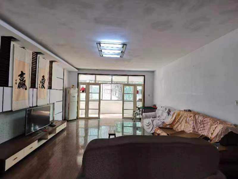 石化苑小区  4室2厅2卫    76.8万客厅