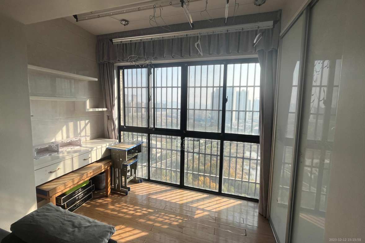 骏景豪庭  3室2厅2卫   50.80万客厅