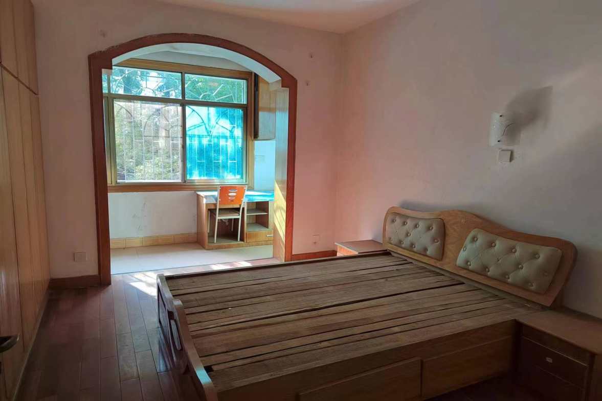 市农机局家属楼  3室2厅1卫    63.8万 市农机局家属楼  3室2厅1卫    63.8万客厅