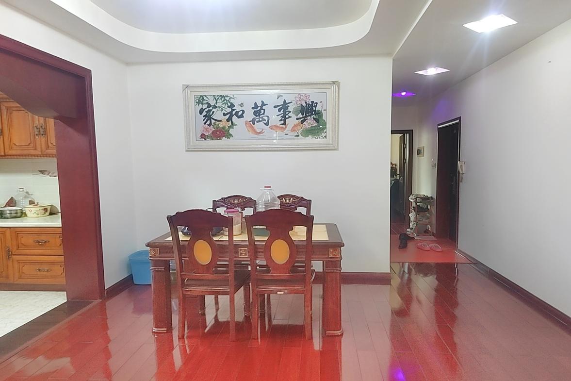 长青农贸综合市场 3室2厅2卫 62.8万 长青农贸综合市场 3室2厅2卫 62.8万客厅