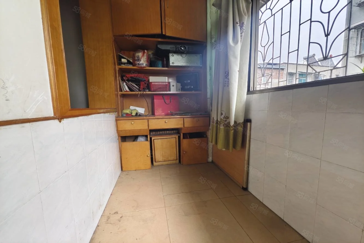 机务段东月小区 2室1厅1卫 19.8万 机务段东月小区 2室1厅1卫 19.8万客厅