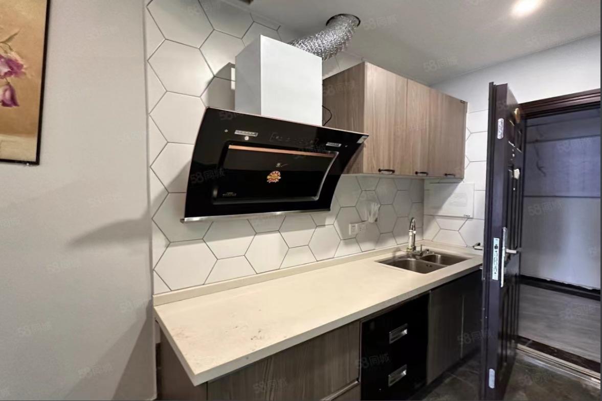 汇通国际 1室1厅1卫 28.8万 汇通国际 1室1厅1卫 28.8万客厅