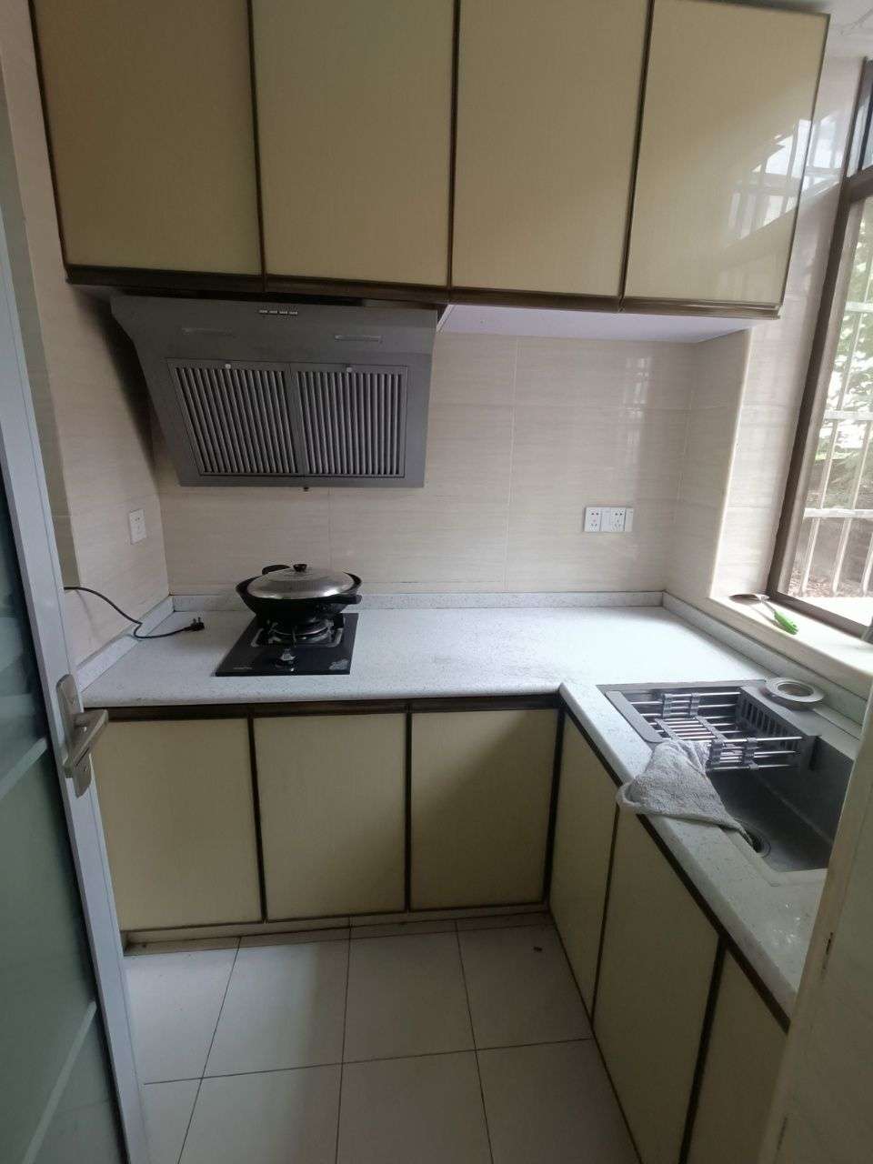 乐坪东街定额管理站(勘察设计院家属楼)  2室1厅1卫    39.8万 乐坪东街定额管理站(勘察设计院家属楼)  2室1厅1卫    39.8万客厅