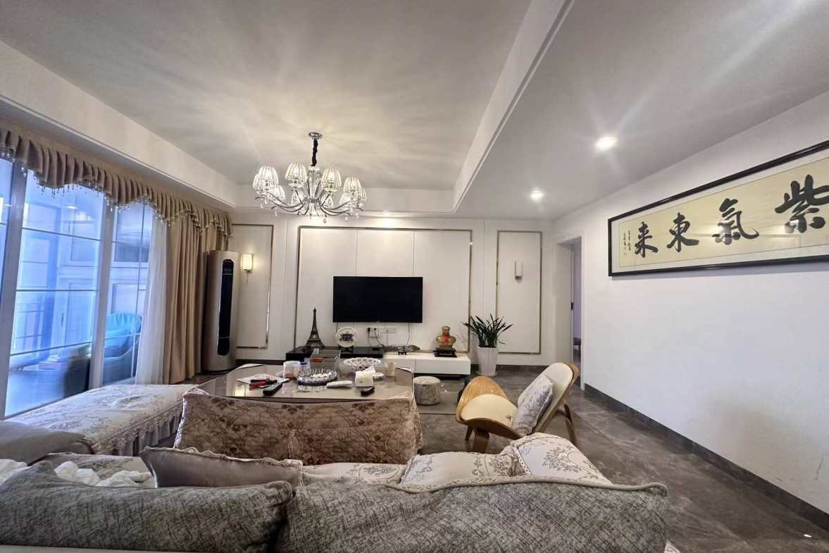香江水岸新城  3室2厅2卫   130.00万客厅