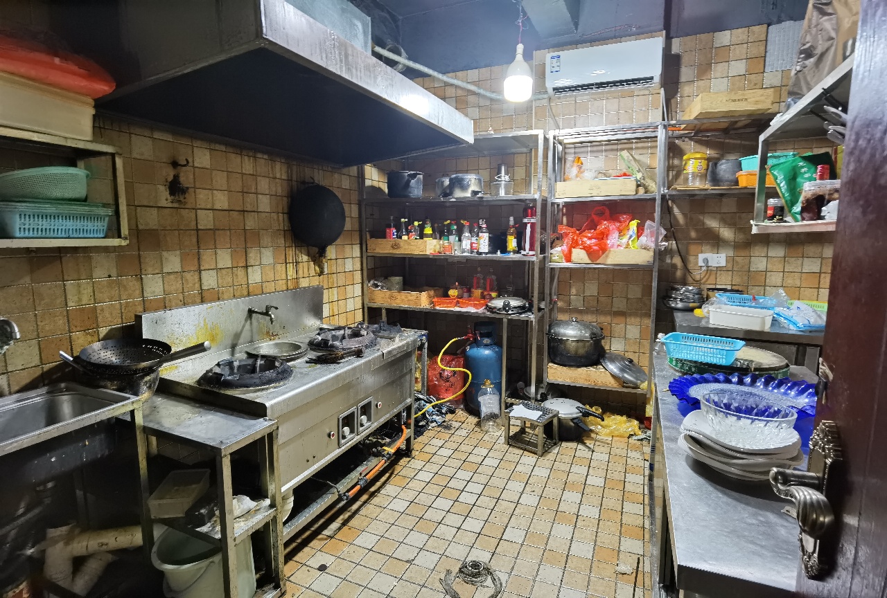 东方豪苑   260.0㎡      5000.0元/月室内图