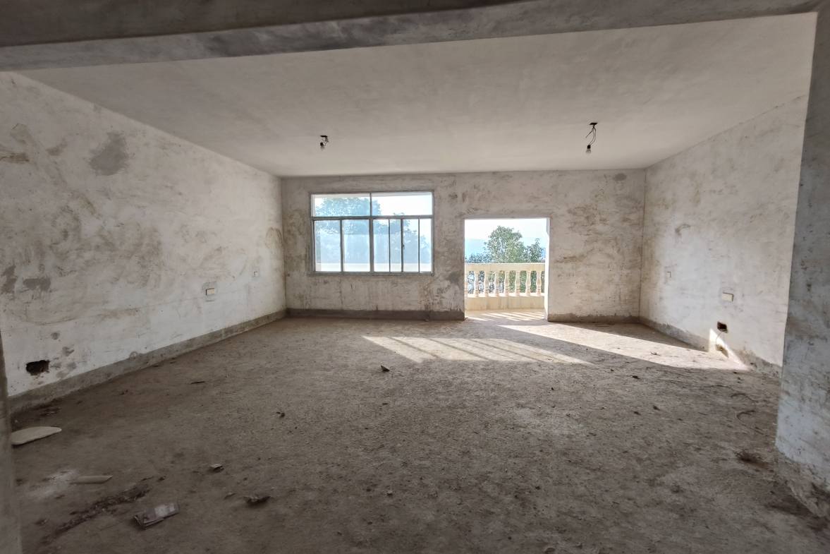 龙泉花园  4室2厅2卫    63.8万客厅