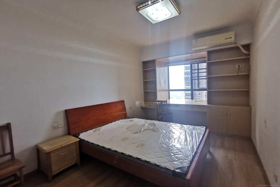 水岸世景  3室2厅2卫    1800.0元/月室内图