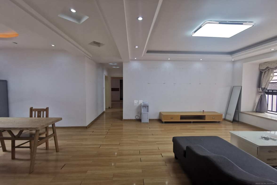 水岸世景  3室2厅2卫    1800.0元/月室内图